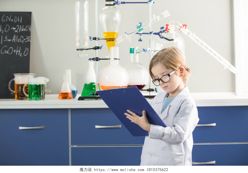 小男孩穿着白大褂做科学实验室男孩在科学实验室